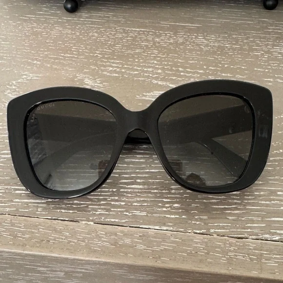Gucci Women's Black Oversized Sunglasses - Picture 2 of 2